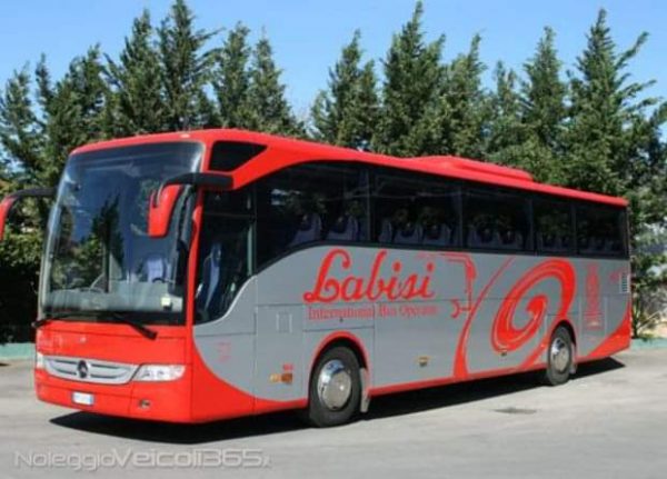 Transfer in Bus 31 - 53 Persone da Città di Palermo a: